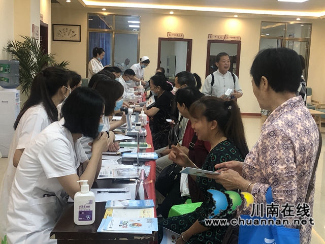 龙马潭区红星街道：我为群众办实事，公益义诊进社区(图1)