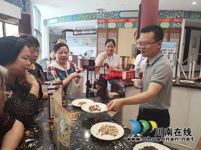 “我有一首诗，想要献给党”，龙马潭区红星街道龙桥子社区侨胞侨开展学党史讲侨史座谈会(图3)