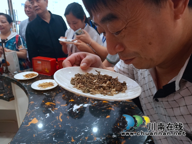 “我有一首诗，想要献给党”，龙马潭区红星街道龙桥子社区侨胞侨开展学党史讲侨史座谈会(图4)