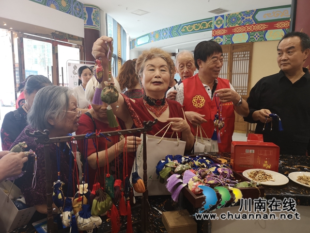 “我有一首诗，想要献给党”，龙马潭区红星街道龙桥子社区侨胞侨开展学党史讲侨史座谈会(图5)