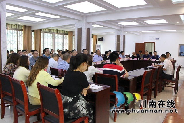 何刚到龙马潭区红星街道讲专题党课：勇担使命，开拓奋进，争做时代先锋(图3)