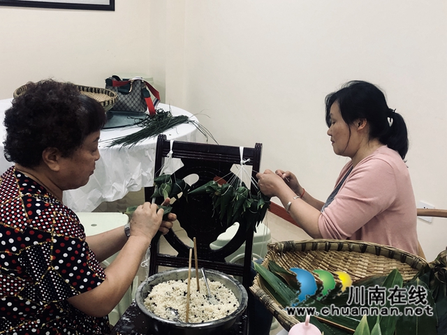 龙马潭：天立“粽工厂”连夜生产爱心香粽(图3)