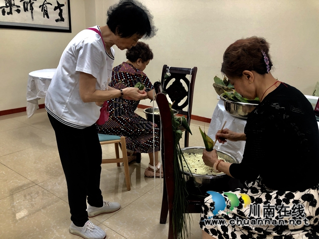 龙马潭：天立“粽工厂”连夜生产爱心香粽(图2)