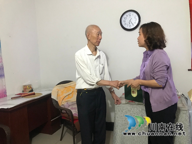 古蔺县委统战部：浓情迎端午，走访慰问老干部(图1)