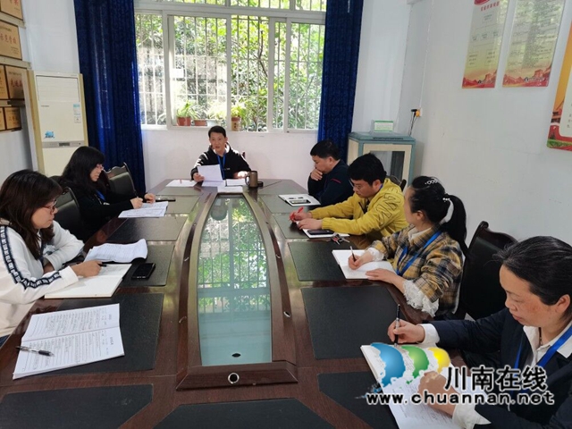 泸县这所学校教师大会上，校长念起了“顺口溜”(图2)