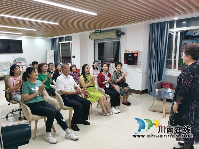 龙马潭区小市街道杜家街社区妇联开展“家庭心向党 传承好家风”最美家庭故事分享会(图2)