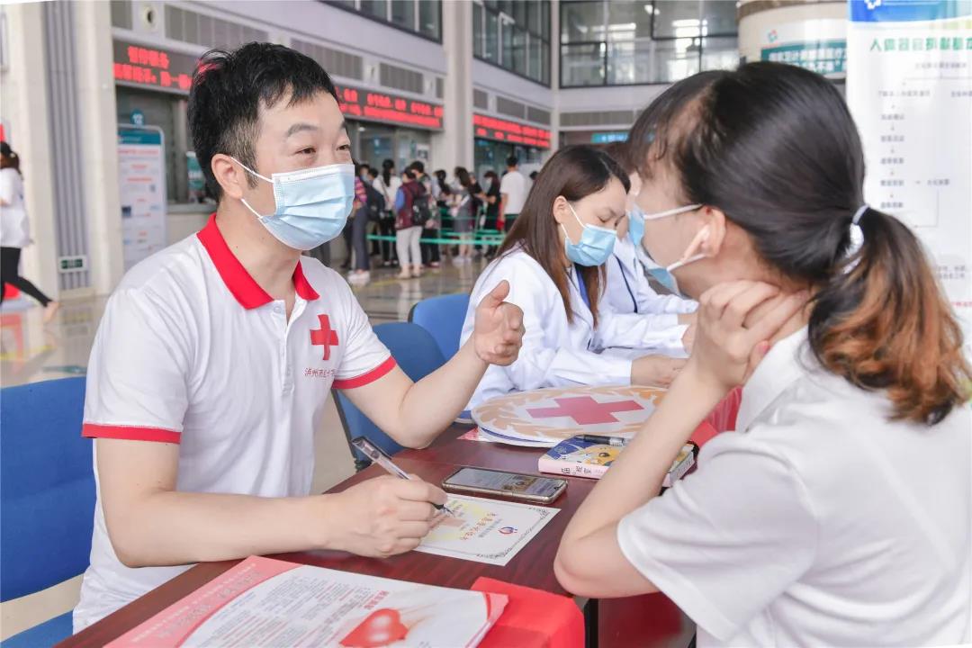 她只是路过，却从医院带走了一张“有份量”的证书！(图8)