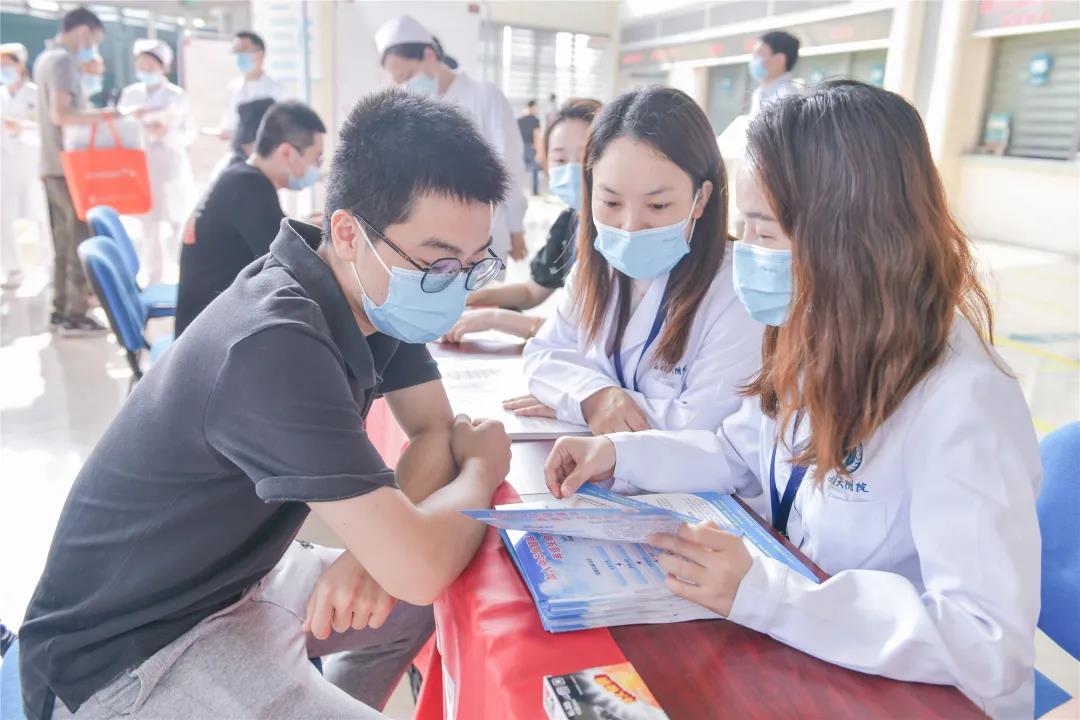 她只是路过，却从医院带走了一张“有份量”的证书！(图5)