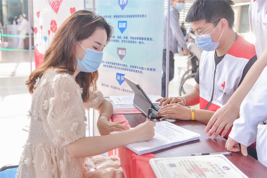 她只是路过，却从医院带走了一张“有份量”的证书！(图7)