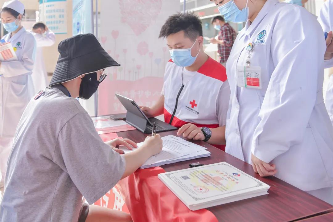 她只是路过，却从医院带走了一张“有份量”的证书！(图6)