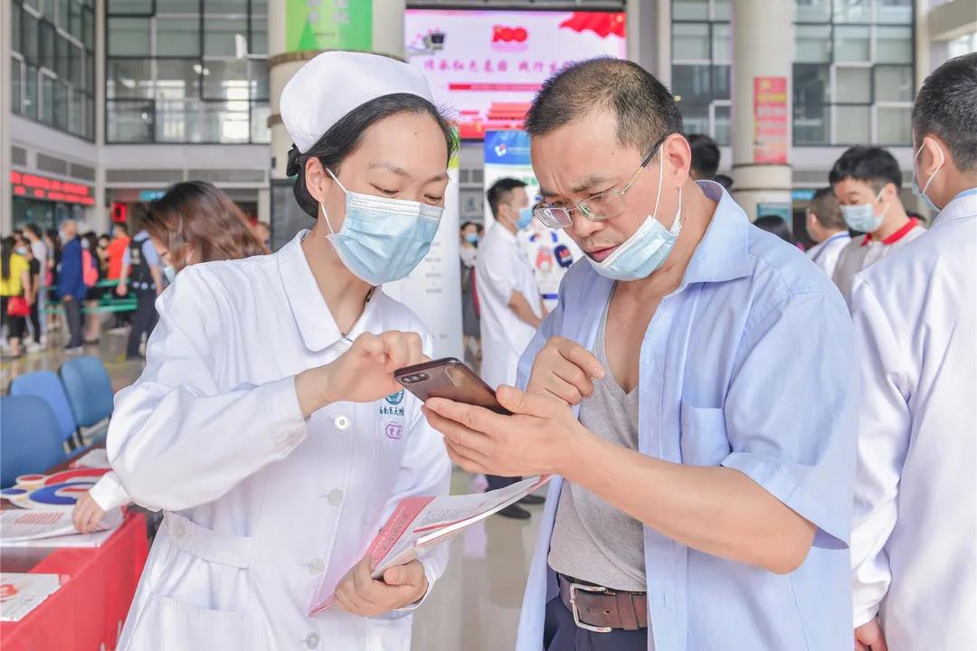 她只是路过，却从医院带走了一张“有份量”的证书！(图4)