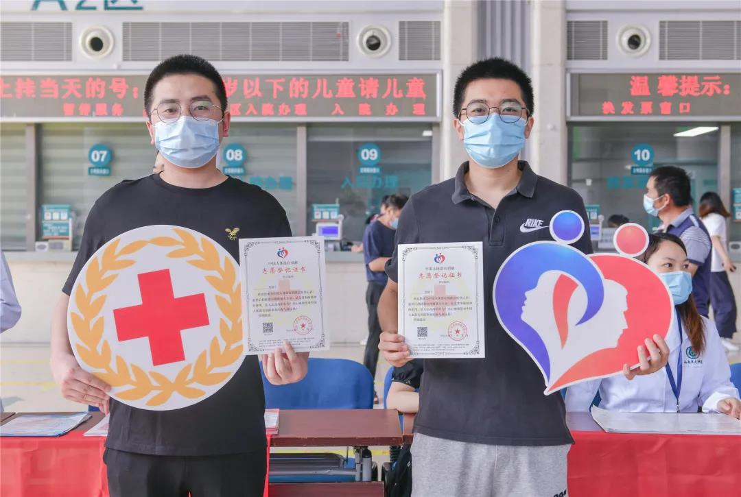 她只是路过，却从医院带走了一张“有份量”的证书！(图3)