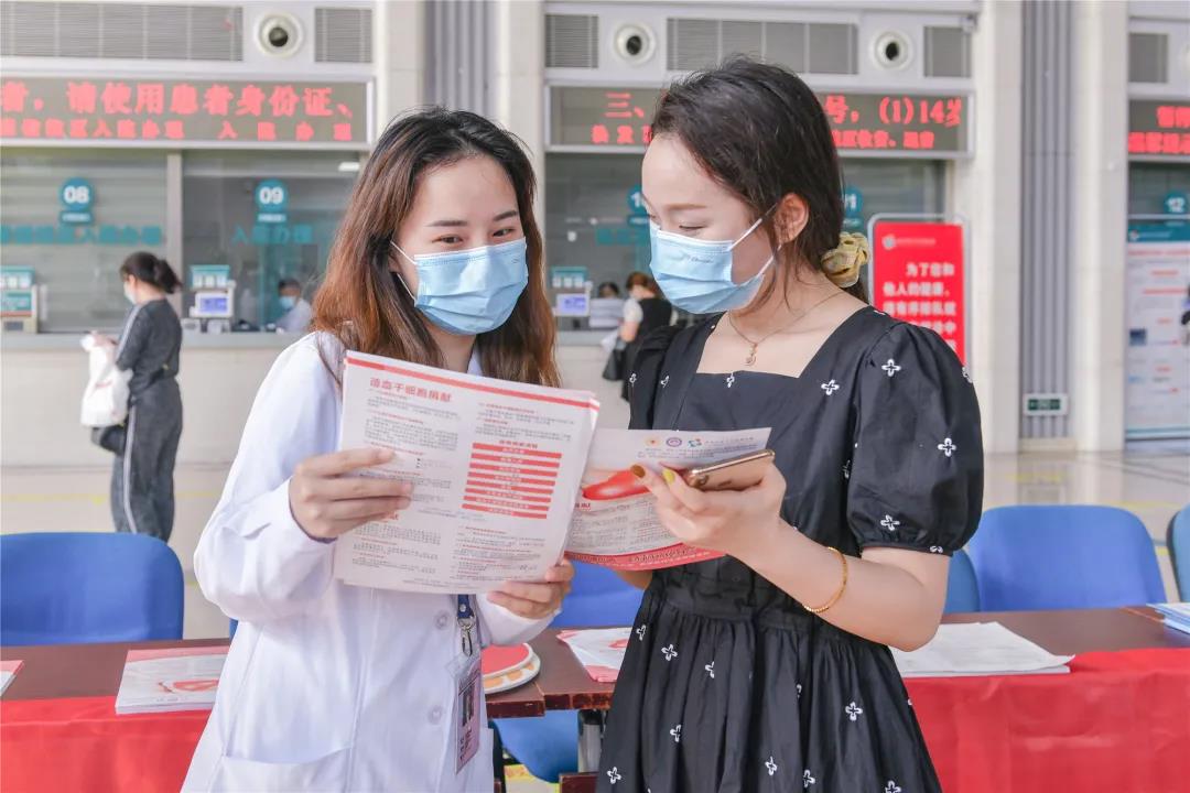 她只是路过，却从医院带走了一张“有份量”的证书！(图2)