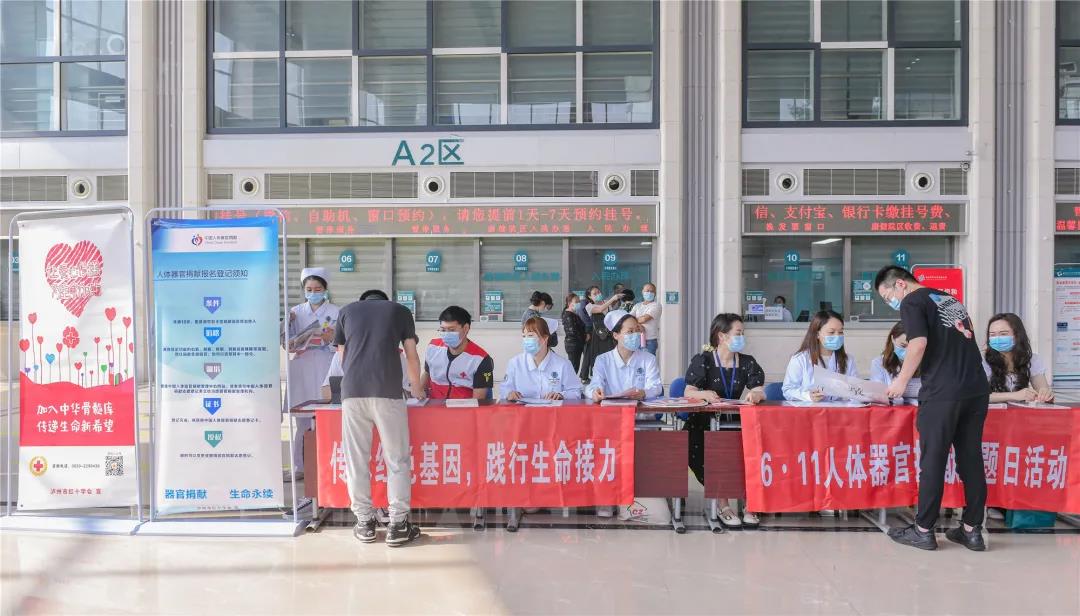 她只是路过，却从医院带走了一张“有份量”的证书！(图1)