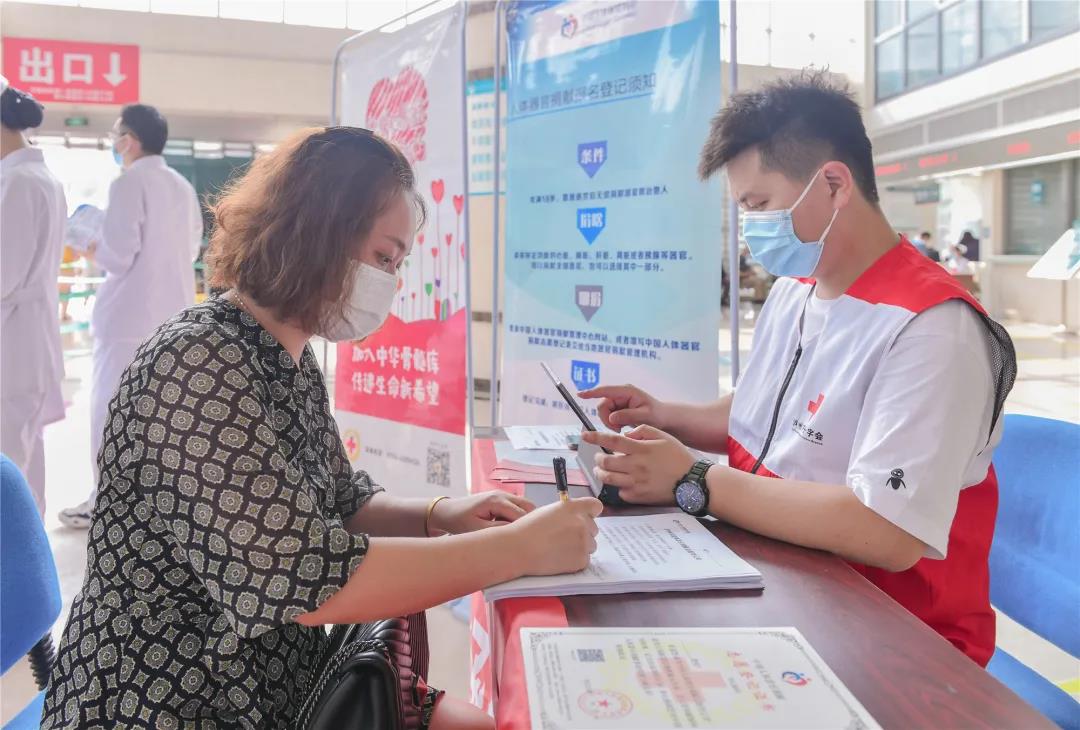 她只是路过，却从医院带走了一张“有份量”的证书！(图11)
