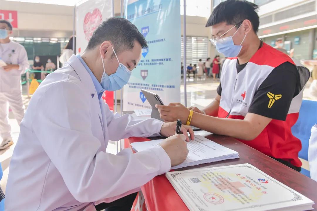 她只是路过，却从医院带走了一张“有份量”的证书！(图12)