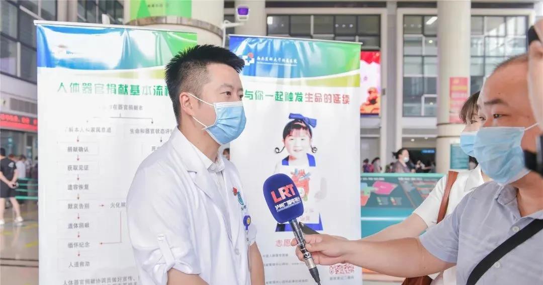 她只是路过，却从医院带走了一张“有份量”的证书！(图14)