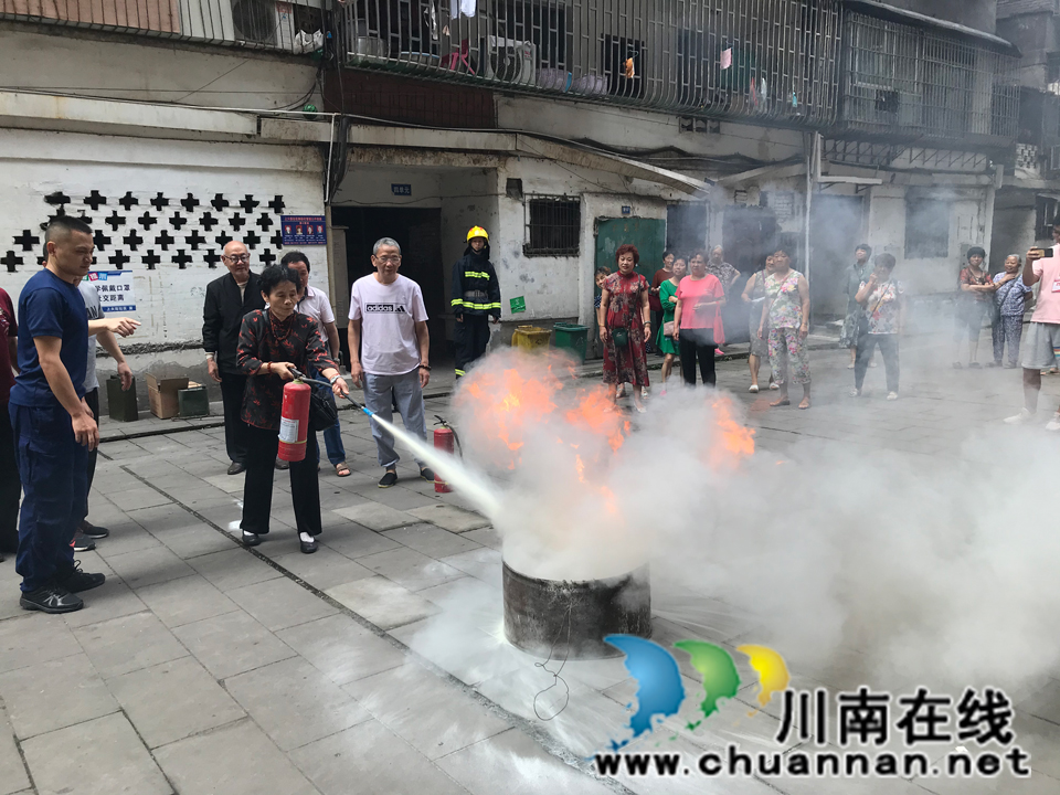 泸州市龙马潭区小市街道上大街社区消防演练走进楼院(图2)