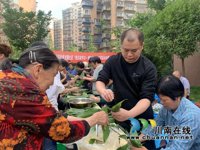 江阳区华阳街道：共享粽浓香，共忆党恩情(图1)