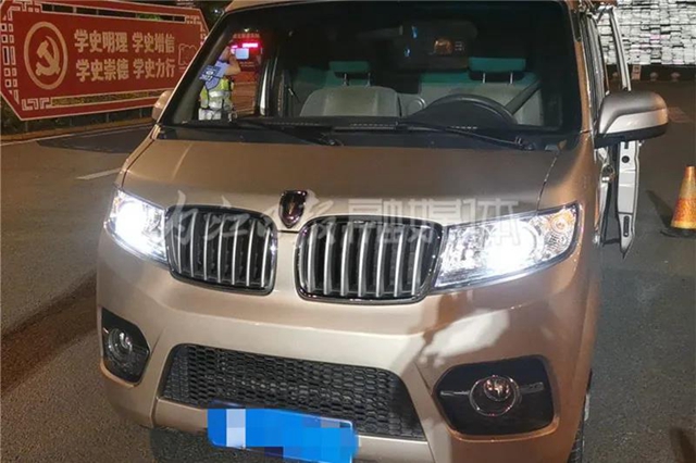 路上有“炸弹”？隆昌交警拦获一非法改装面包车(图1)