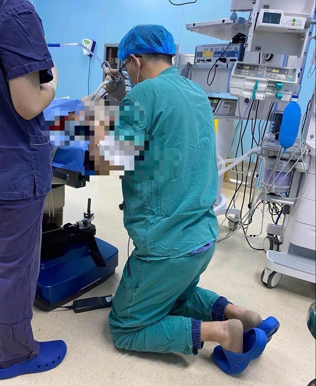 【惊险】泸州3岁熊孩子吞下硬币,帅气男医生跪地取出!(图2) 【惊险】泸州3岁熊孩子吞下硬币,帅气男医生跪地取出!(图2)