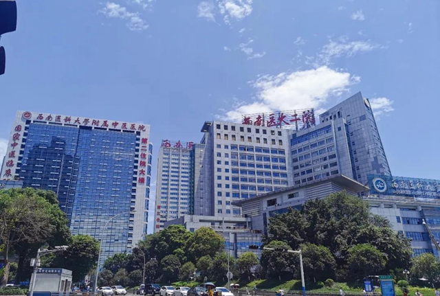 【惊险】泸州3岁熊孩子吞下硬币,帅气男医生跪地取出!(图4) 【惊险】泸州3岁熊孩子吞下硬币,帅气男医生跪地取出!(图4)