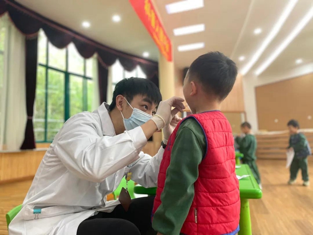 【惊险】泸州3岁熊孩子吞下硬币,帅气男医生跪地取出!(图7) 【惊险】泸州3岁熊孩子吞下硬币,帅气男医生跪地取出!(图7)