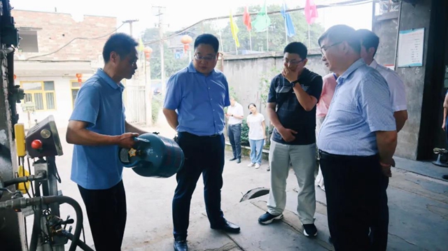 熊启权带队调研泸州市场监管领域安全生产工作(图5)