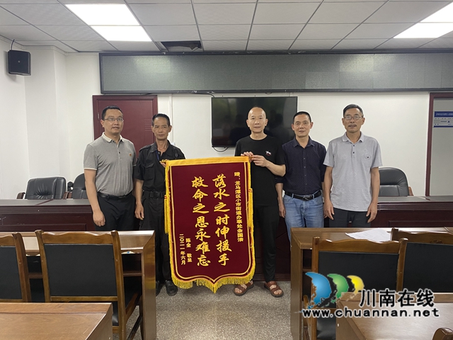 龙马潭区小市街道：志愿者巡河勇救落水女，见义勇为不留名(图1)