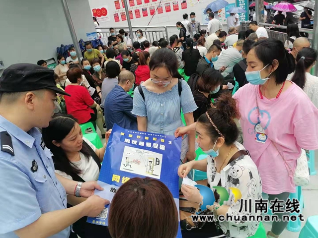 龙马潭区小市街道结合新冠疫苗接种工作开展多形式宣传(图1)