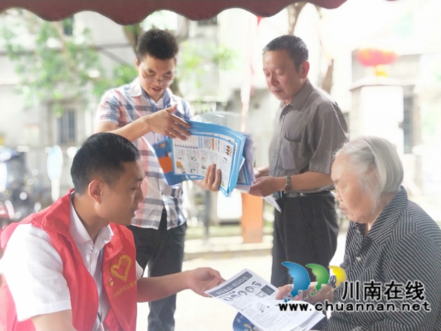 泸县：“反电诈&禁毒”防控宣传进社区(图2)