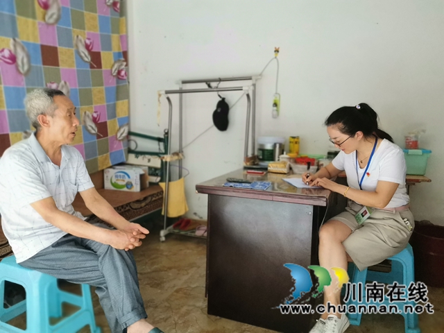 泸县残联开展“我为群众办实事”实践活动——反诈宣传进家庭(图1)
