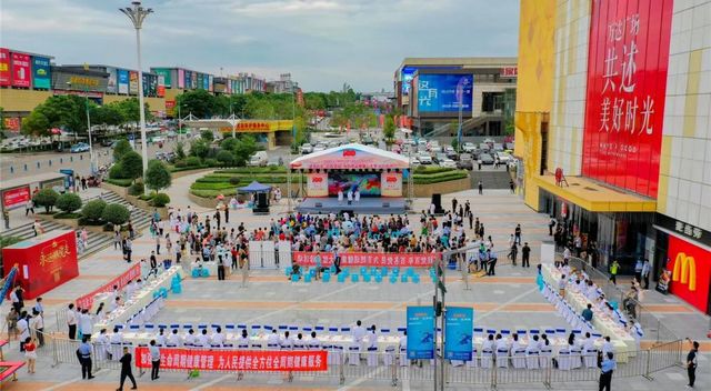 【服务群众】厉害了，这些专家把医院“搬”到了商场(图1)