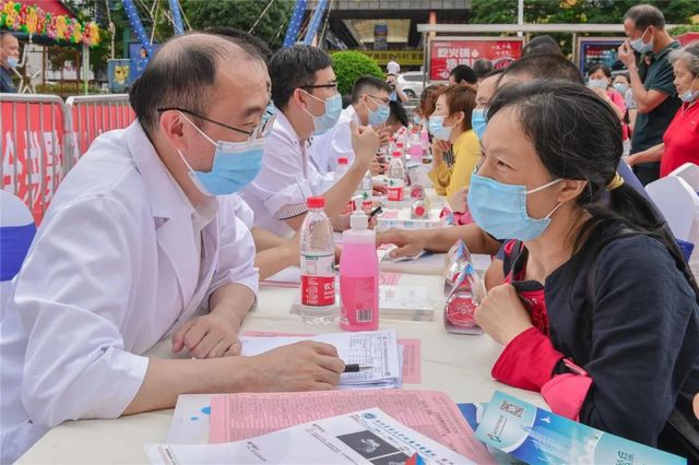 【服务群众】厉害了，这些专家把医院“搬”到了商场(图5)