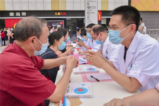 【服务群众】厉害了，这些专家把医院“搬”到了商场(图6)