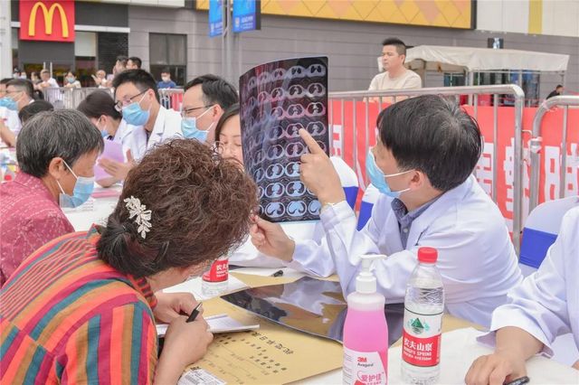【服务群众】厉害了，这些专家把医院“搬”到了商场(图8)