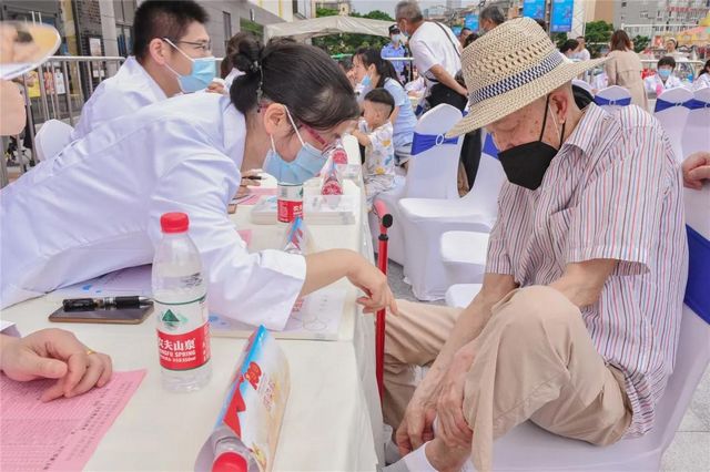 【服务群众】厉害了，这些专家把医院“搬”到了商场(图9)