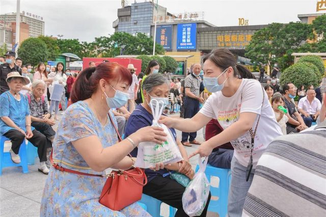 【服务群众】厉害了，这些专家把医院“搬”到了商场(图21)