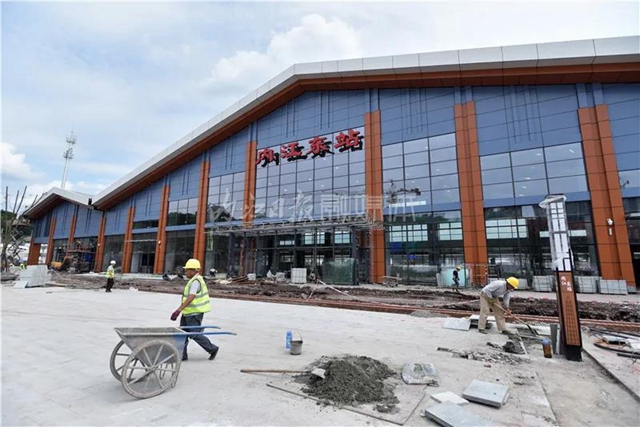 “浓墨泼彩”的一笔!绵泸高铁内江东站终于显露山水(图1) “浓墨泼彩”的一笔!绵泸高铁内江东站终于显露山水(图1)