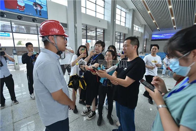 “浓墨泼彩”的一笔!绵泸高铁内江东站终于显露山水(图3) “浓墨泼彩”的一笔!绵泸高铁内江东站终于显露山水(图3)