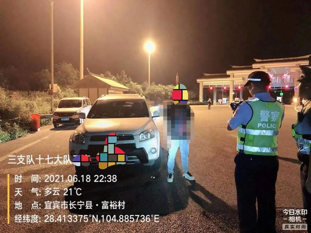 女司机开车被老公嫌弃速度慢，刚换座位就被宜宾交警拦下！原因……(图1)