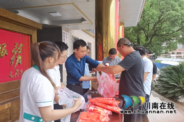 古蔺：乡贤人士胡毅捐衣助力乡风文明(图1)