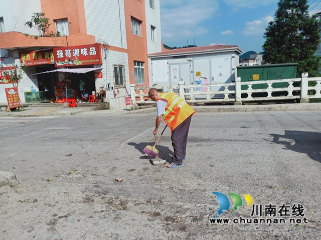 古蔺：乡贤人士胡毅捐衣助力乡风文明(图3)