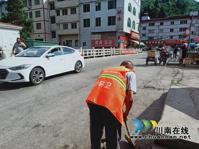 古蔺：乡贤人士胡毅捐衣助力乡风文明(图2)