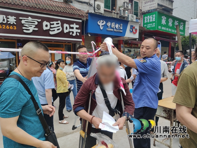 暖心！龙马潭区小市街道为残疾人群接种疫苗设专人服务(图1)