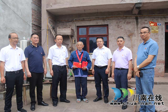 曾一洴、陈枫到泸县百和镇开展“七一”节前困难党员慰问(图1)