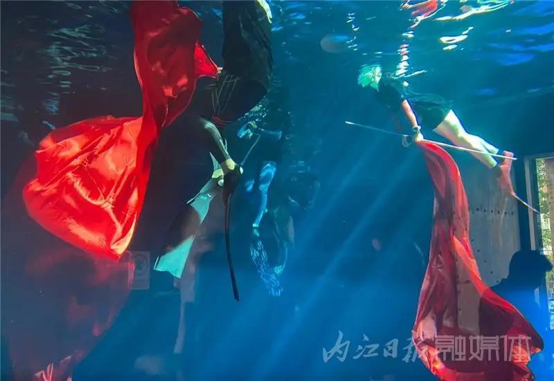 《红》，红了！内江妹子在水下表演的绝美舞蹈火爆出圈(图3)