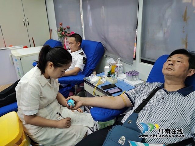 合江县卫生和计划生育监督执法大队开展无偿献血献爱心活动(图1)