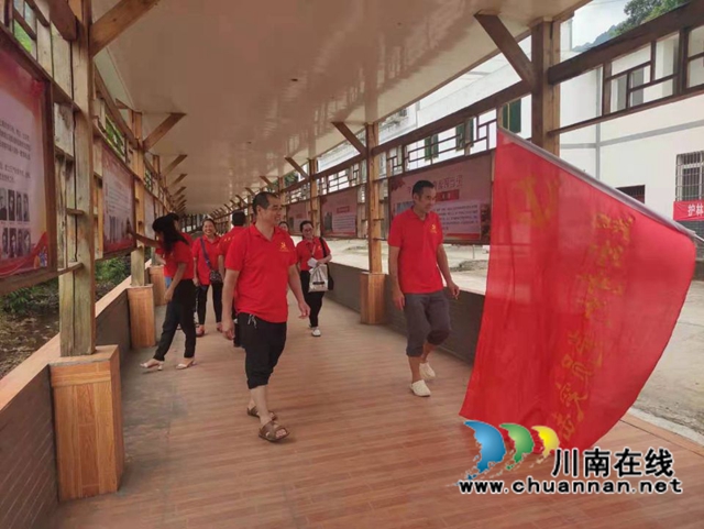 党史可以到这里学习啦！合江县先滩镇显云寺村精心打造“党史学习长廊”(图1)