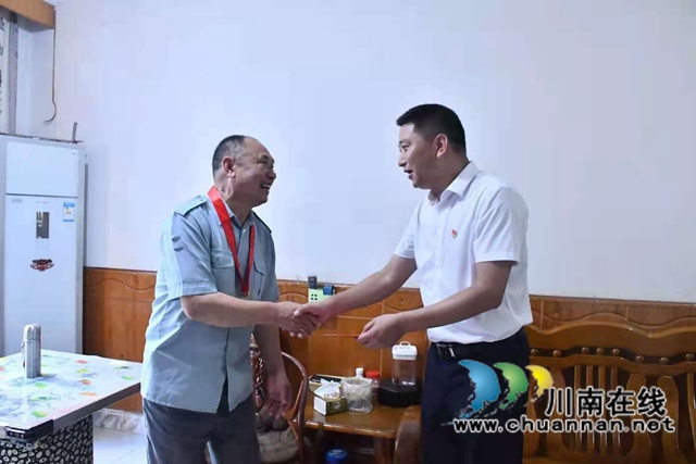 古蔺县委统战部到金兰街道走访慰问老党员(图3)